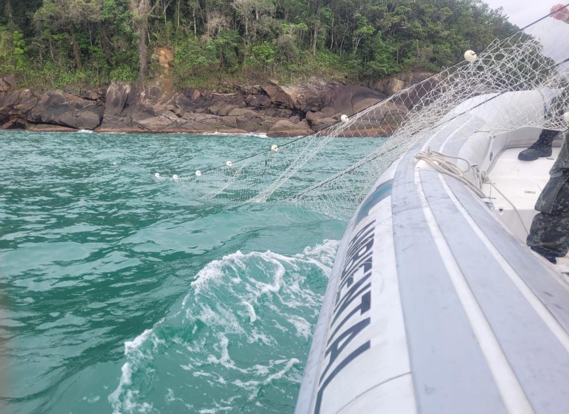 Polícia Militar Ambiental flagra rede de pesca irregular em Ubatuba