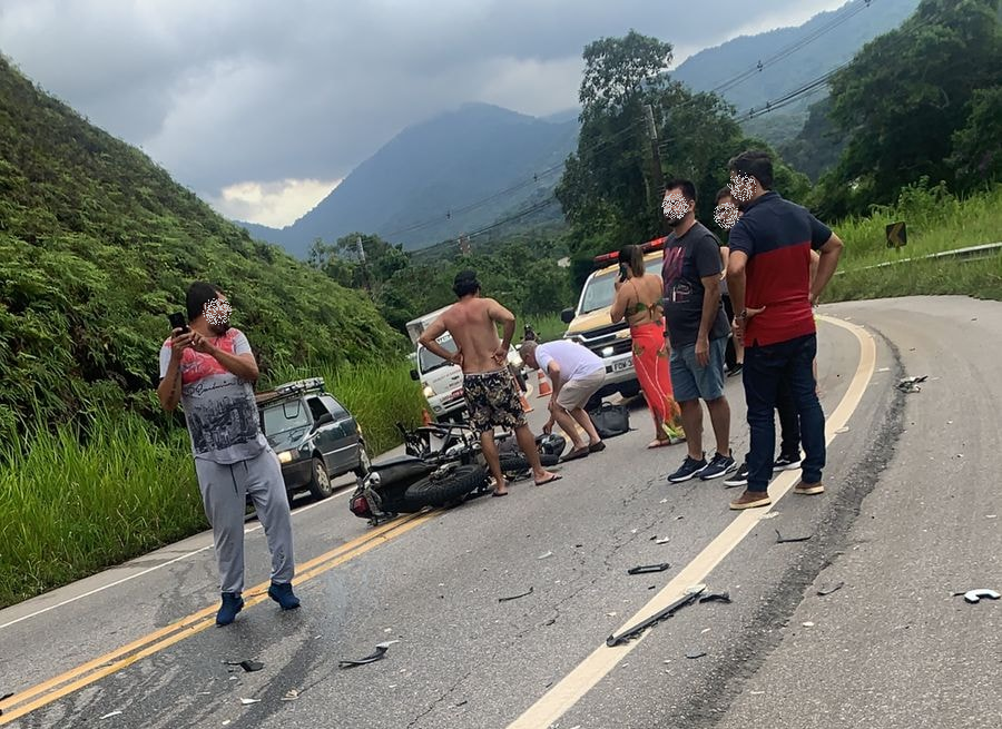 Duas pessoas morrem em acidente entre ambulância e moto na BR-251